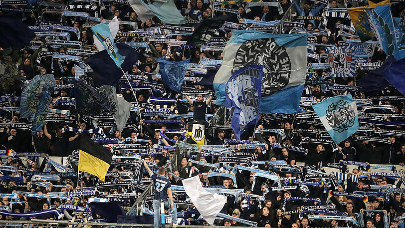 Die Löwen-Fans beim Spiel gegen Seligenporten.