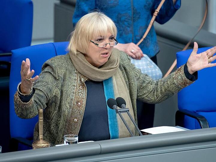 Claudia Roth (Grüne), stellvertretende Bundestagspräsidentin, begrüßt die Abgeordneten. Foto: Bernd von Jutrczenka/Archivbild