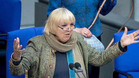 Claudia Roth (Grüne), stellvertretende Bundestagspräsidentin, begrüßt die Abgeordneten. Foto: Bernd von Jutrczenka/Archivbild
