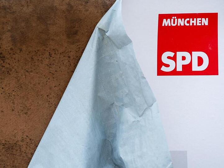 Ein halb heruntergerissenes Wahlplakat der SPD hängt an einem Straßenrand. Foto: Sven Hoppe/dpa