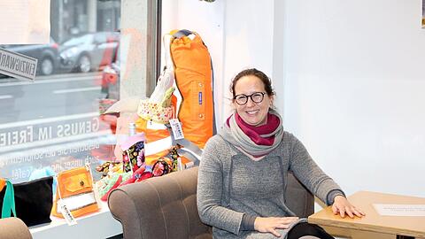 Anika Mahla im Nähwerk. Normalerweise wird hier täglich ein Mittagstisch sowie Kaffee und Kuchen serviert. Zusammen mit ihrem Näh-Team hat sie sich jetzt spezielle Firmenangebote überlegt. Eigene Ideen der Münchner Unternehmen sind dabei immer willkommen.
