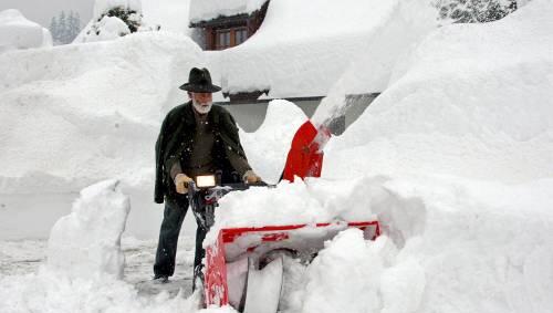 Nur noch mit einer Schneefräse kann dieser Mann in Kötschach- Mauthen in Kärnten den Weg zu seinem Haus freiräumen. Nur noch mit einer Schneefräse kann dieser Mann in Kötschach- Mauthen in Kärnten den Weg zu seinem Haus freiräumen.