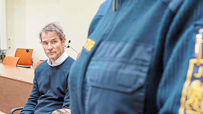 Der frühere Fußballstar Jens Lehmann sitzt am Donnerstag im Gerichtssaal im Strafjustizzentrum München. Dieses Mal geht es um einen Vorfall nach dem Oktoberfest. Das juristische Prozedere ist der Fußballprofi bereits gewöhnt.