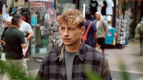 Tim Bendzko geh&ouml;rt zu den bekanntesten deutschen Singer-Songwritern. 2011 gelang ihm mit "Nur noch kurz die Welt retten" der Durchbruch.