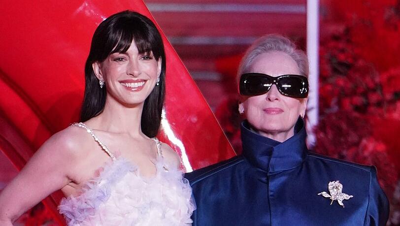 Anne Hathaway (l.) und Meryl Streep kehren für die Fortsetzung von "Der Teufel trägt Prada 2" in ihre ikonischen Filmrollen zurück. Anne Hathaway (l.) und Meryl Streep kehren für die Fortsetzung von "Der Teufel trägt Prada 2" in ihre ikonischen Filmrollen zurück.