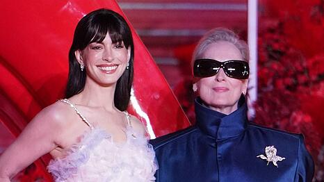 Anne Hathaway (l.) und Meryl Streep kehren f&uuml;r die Fortsetzung von "Der Teufel tr&auml;gt Prada 2" in ihre ikonischen Filmrollen zur&uuml;ck.