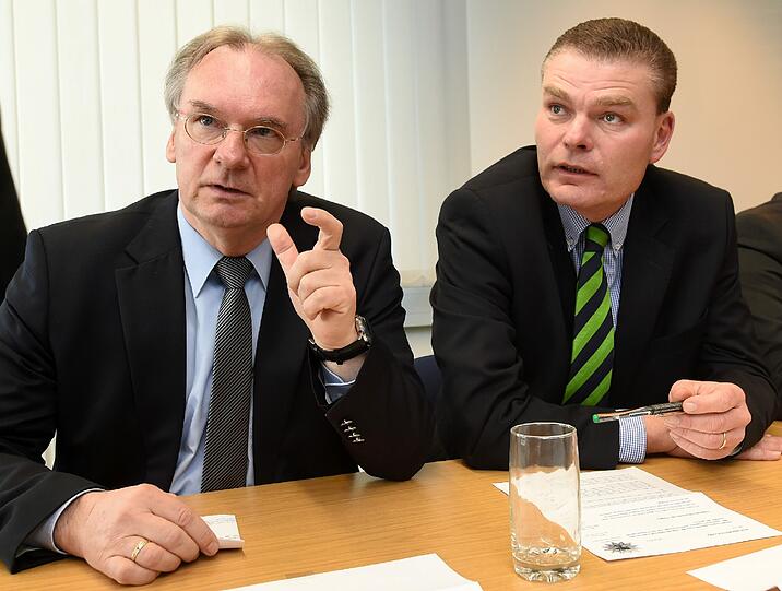 Sachsens-Anhalts Ministerpräsident Reiner Haseloff (l) und Innenminister Holger Stahlknecht (beide CDU), informieren auf einer Pressekonferenz in Halle über den Brand der vergangenen Nacht in Tröglitz.