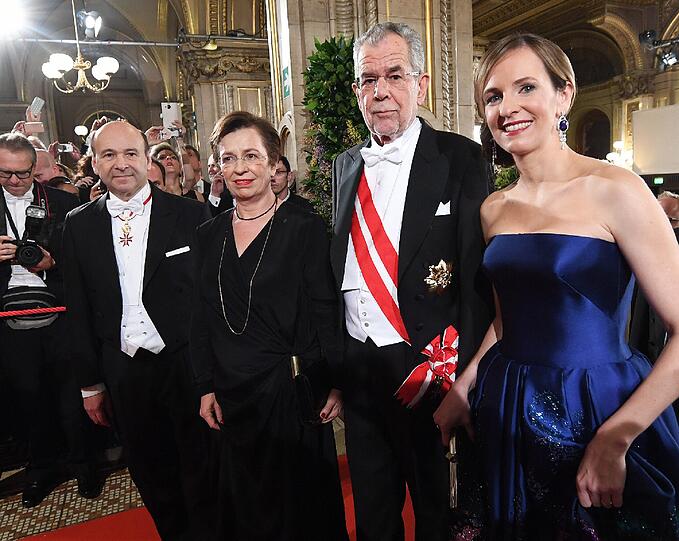 Staatsoperndirektor Dominique Meyer (l-r), Doris Schmidinger, der österreichischeBundespräsident Alexander Van der Bellen und Ballorganisatorin Maria Großbauer.