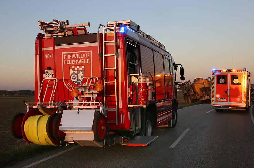 Bei einem Unfall mit einem Traktor sind am Samstag zwei Motorradfahrer ums Leben gekommen.
