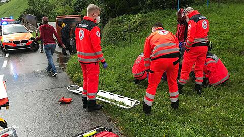 Die Einsatzkräfte versorgten den 28-Jährigen notfall-medizinisch und brachten ihn dann in die Kreisklinik Bad Reichenhall.