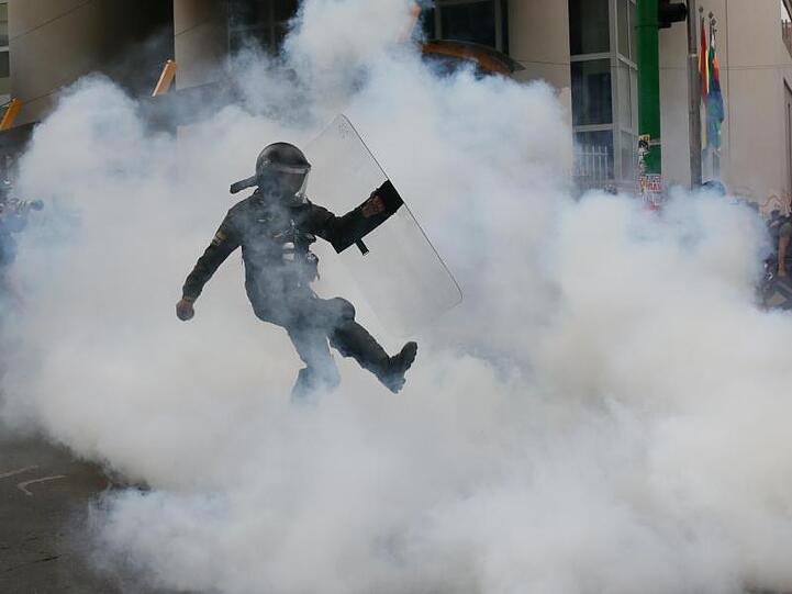 Ein bolivianischer Polizist im Tränengasrauch: Die Unruhen dauern auch nach dem Gang von Evo Morales ins Exil an.