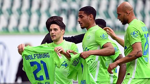 Wolfsburgs Josip Brekalo (l) bejubelt sein Tor zum 1:0 mit einem Trikot von Bartosz Bialek.