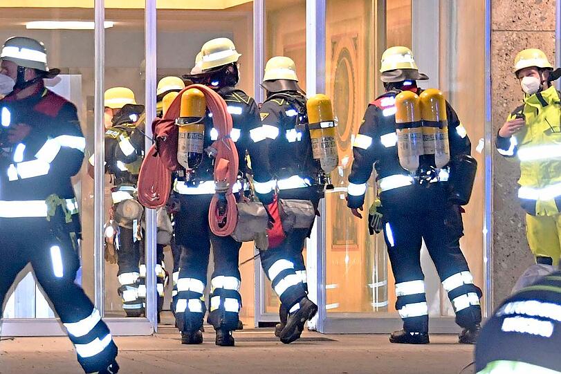 Im Einsatz waren neben zwei Löschzügen und Sonderfahrzeugen der Berufsfeuerwehr auch die Abteilung Oberföhring der Freiwilligen Feuerwehr.
