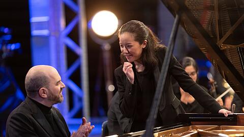 Die Dirigentin Erina Yashima bei einer Probe mit Kirill Gerstein. Der Pianist ist "Artist in Residence" der gegenwärtigen Saison des BR-Symphonieorchesters.