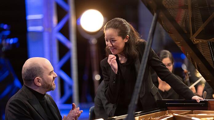 Die Dirigentin Erina Yashima bei einer Probe mit Kirill Gerstein. Der Pianist ist "Artist in Residence" der gegenwärtigen Saison des BR-Symphonieorchesters.
