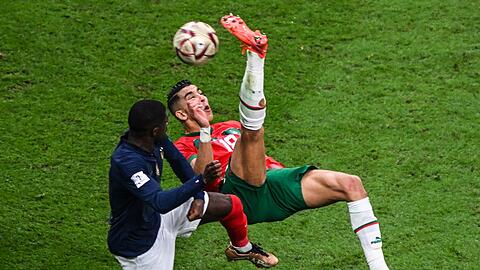 Für Marokko hatte Jawad El Yamiq (r) mit einem Fallrückzieher vor der Pause eine große Chance - der Ball ging an den Pfosten.