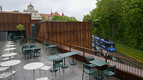 Selbst unbespielt und im Regen sieht die Dachterrasse schon ziemlich vielversprechend aus. Nebenan der Englische Garten und ab und an zuckelt eine Tram vorbei.