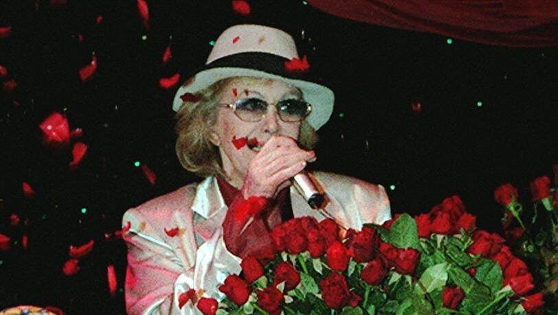 Zur Premiere des Films &bdquo;F&uuml;r mich soll&rsquo;s rote Rosen regnen&ldquo; zum 70. Geburtstag 1995 bekommt die Knef sie en masse.