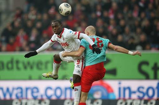 Fortuna Düsseldorf gegen den 1.FC Köln: Zweikampf zwischen Anthony Ujah und Martin Latka.