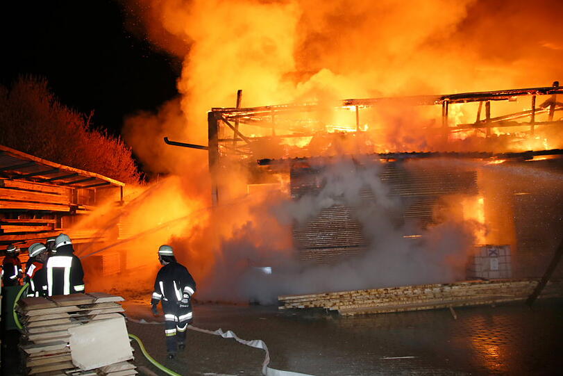 Die Halle, in der Holz und Maschinen gelagert waren, ist bei dem Feuer komplett zerstört worden.