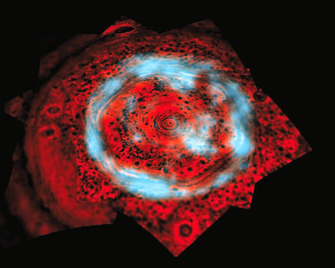 Rätselhafte Polarlichter. Sie unterscheiden sich von Üblichen, die entstehen, wenn elektrisch geladene Teilchen aus dem All entlang der Magnetfeldlinien des Planeten in die Saturnatmosphäre eindringen.