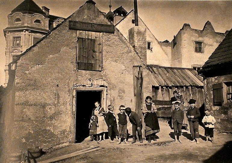 1895: Reiches Lehel? Kleinhäusler vor ihrer Herberge in der Inneren Isartalstraße (heute: Reitmorstraße).