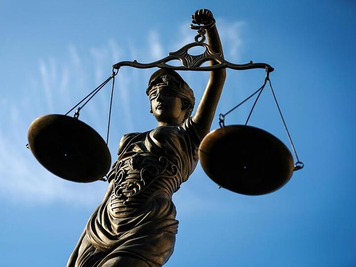 Eine Statue der Justitia hält eine Waage in ihrer Hand. Foto: David-Wolfgang Ebener/dpa/Archivbild