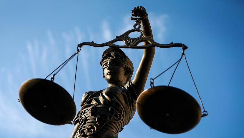 Eine Statue der Justitia hält eine Waage in ihrer Hand. Foto: David-Wolfgang Ebener/dpa/Archivbild