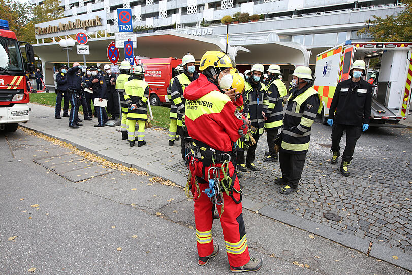 Dutzende Feuerwehrmänner und Polizisten rücken zum Unfallort aus.