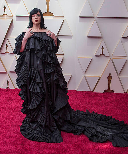 Billie Eilish trägt ein gruseliges Rüschenkleid, das sie zu verschlucken droht.