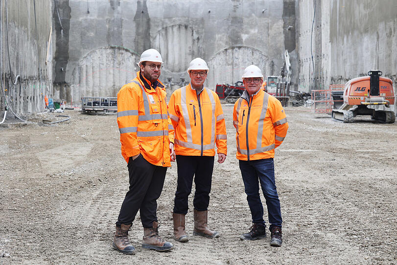 Drei Männer, drei angezeichnete Bohrlöcher im Hintergrund. Die verantwortlichen Projektingenieure der Tunnel-Baugrube München West, nahe der Donnersberger Brücke: Marc Steinfeld, Teamleiter Albert Wimmer sowie Stefan Jungtäubl.