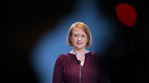 Lisa Paus will mit der Kindergrundsicherung Leistungen für Familien zusammenfassen und diese zugleich erhöhen.