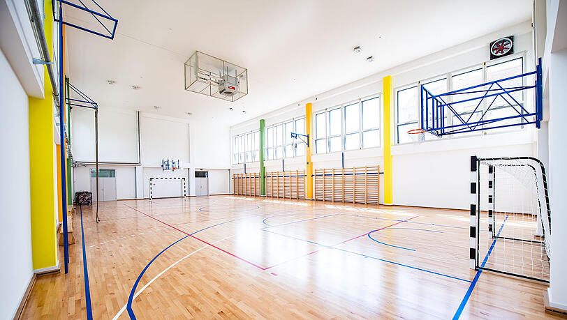 Hell, traditionell, modern: Blick in eine Turnhalle. Hell, traditionell, modern: Blick in eine Turnhalle.