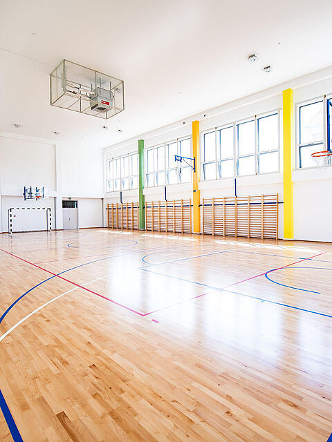 Hell, traditionell, modern: Blick in eine Turnhalle.