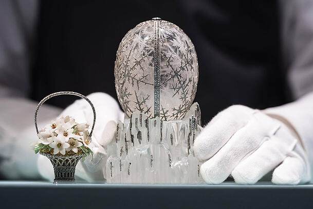 Das Faberg&eacute;-Ei aus dem Jahr 1913 wurde im Jahr 2025 f&uuml;r rund 26 Millionen Euro versteigert.