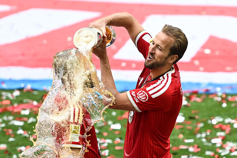 Harry Kane verpasst Konrad Laimer eine ordentliche Bierdusche.