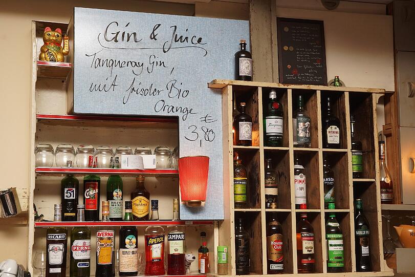 Ein Restaurant sei das Lokal eher, sagt Schönhofer, aber man müsse mal sehen, wie sich die Dinge entwickeln. Trinken geht auch gut.