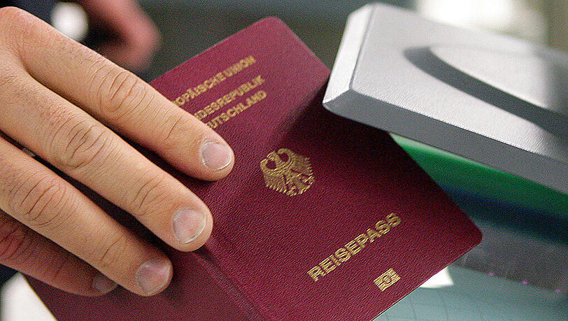 Nicht sonderlich beliebt: Nur 2,2 Prozent aller Ausländer, die die Voraussetzungen dafür erfüllen, ließen sich 2014 tatsächlich einbürgern. Nicht sonderlich beliebt: Nur 2,2 Prozent aller Ausländer, die die Voraussetzungen dafür erfüllen, ließen sich 2014 tatsächlich einbürgern.