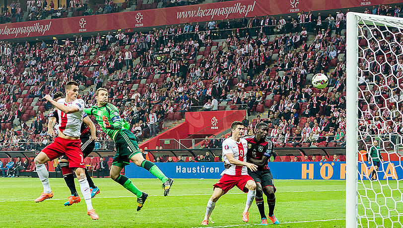 Kommt ein Torwart (vorbei)geflogen: Manuel Neuer patzt im EM-Qualifikationsspiel in Polen. Der DFB verliert das Hinspiel mit 0:2, jetzt ist Wiedergutmachung angesagt. Kommt ein Torwart (vorbei)geflogen: Manuel Neuer patzt im EM-Qualifikationsspiel in Polen. Der DFB verliert das Hinspiel mit 0:2, jetzt ist Wiedergutmachung angesagt.