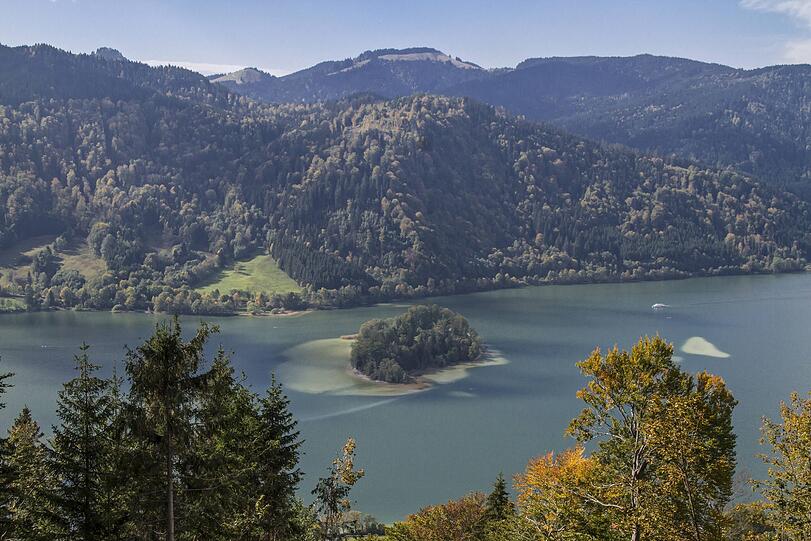 So idyllisch liegt die Insel im Schliersee.