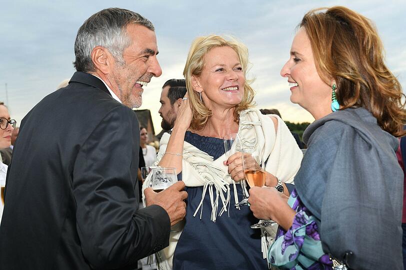 Norbert Medus, Katrin Hinrichs-Aust und  Nathaly Langner beim Krebsessen des Ehepaars Baumann in Morsum auf Sylt