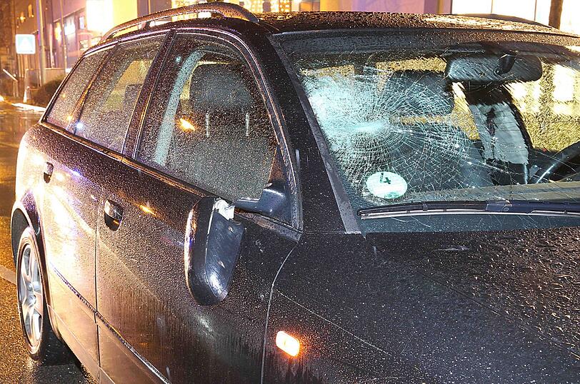 Die Bilder vom Unfall aus Traunreut, bei dem eine Passantin schwer verletzt wird.