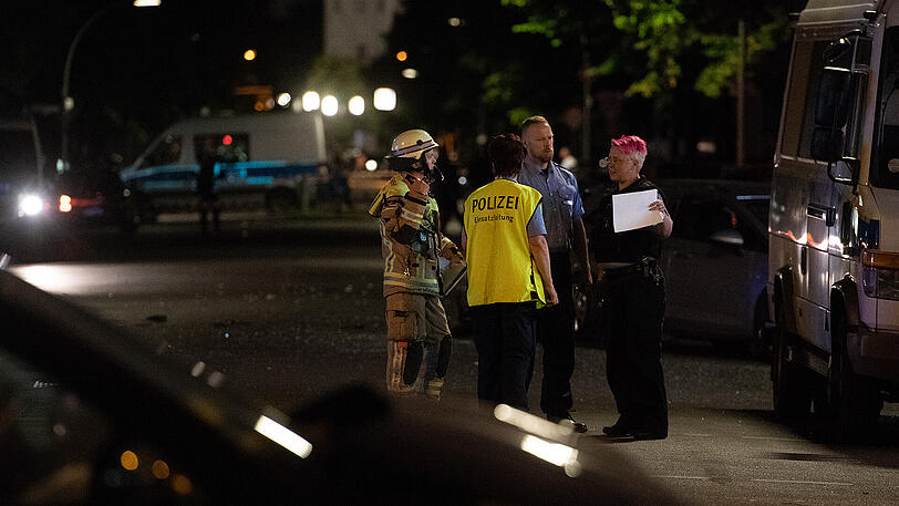Am Ende einer Verfolgungsjagd stirbt eine unbeteiligte Radlerin. Die Bilder vom Horror-Unfall in Berlin.