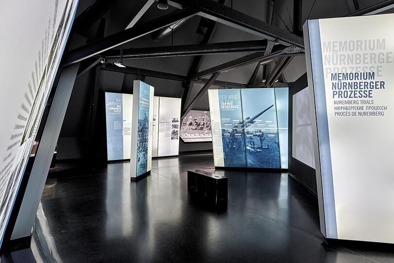 Das "Memorium Nürnberger Prozesse" befindet sich im Dachgeschoss des Schwurgerichtsgebäudes und ist eine Informationsstätte. Sie klärt auf über die Angeklagten und ihre Verbrechen in den von 1946 bis 1949 durchgeführten "Nürnberger Nachfolgeprozessen".