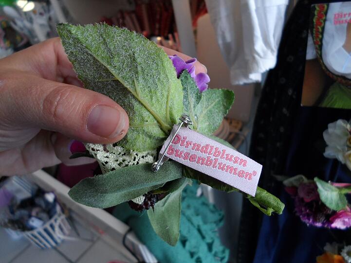 Die Seidenblumen heißen wirklich so. Sie gibt es zum Anstecken...
