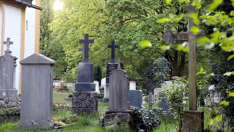Pittoresk: der uralte Friedhof an der Heiligkreuz-Kirche.