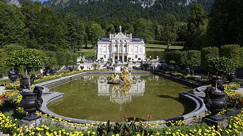 Schloss Linderhof liegt nahe Oberammergau. Dort finden bald wieder die Passionsspiele statt, die viele Touristen anlocken.