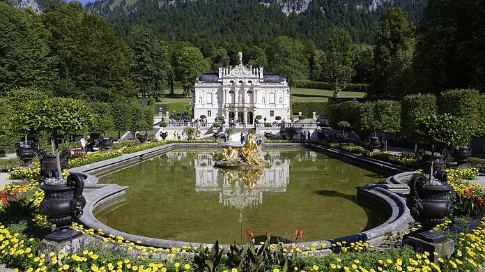 Schloss Linderhof liegt nahe Oberammergau. Dort finden bald wieder die Passionsspiele statt, die viele Touristen anlocken.