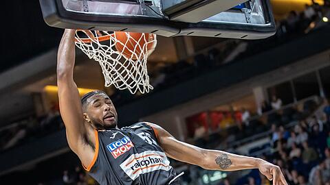 Bruno Caboclo von ratiopharm Ulm überragt im dritten Playoff-Halbfinalspiel gegen den FC Bayern Basketball.