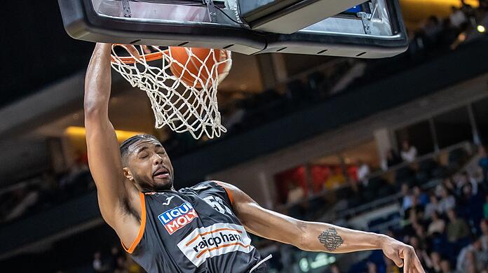 Bruno Caboclo von ratiopharm Ulm überragt im dritten Playoff-Halbfinalspiel gegen den FC Bayern Basketball.